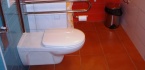 Stavební úpravy koupelnových jader na 61 pokojích pro Centrum sociálních služeb, Otín 103